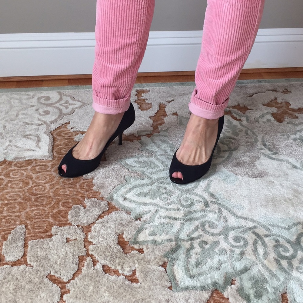 Black Donald j Pliner kitten heel, peep toe.